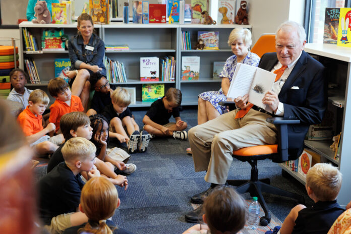 Former Governor Nathan Deal shares his book, "Veto, The Governor's Cat," with students at Roberts Academy at Mercer University